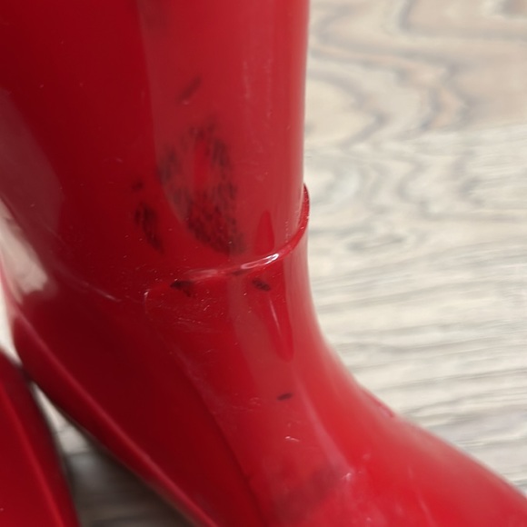 RED CHANEL RAIN BOOTS SIZE 8 WITH BLACK STAINS. - Picture 10 of 10